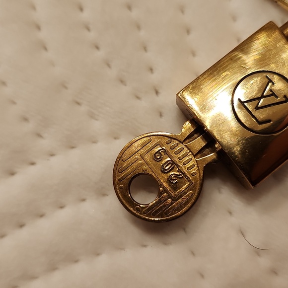 AUTHENTIC LOUIS VUITTON Vintage Lock and Key on a Gold Plated Chain Neck… - Picture 3 of 5